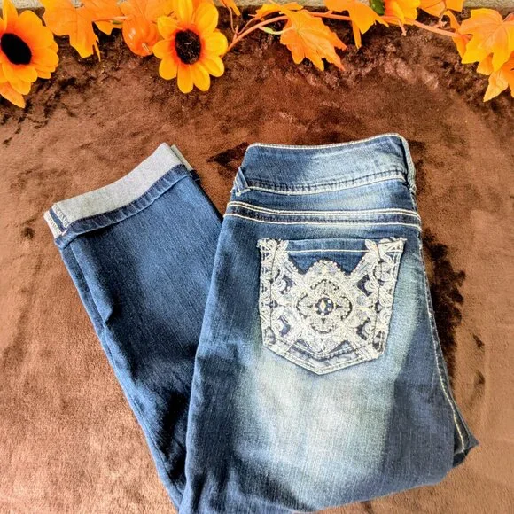 Wallflower Embellished Blue Jean Capri Size 7 - NWOT - Picture 11 of 13